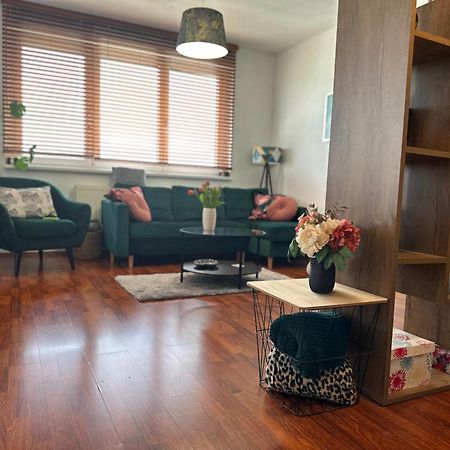 Cozy Apartment With Nice Balcony Seating, 9Th Floor, Parking Bratislava Exterior photo